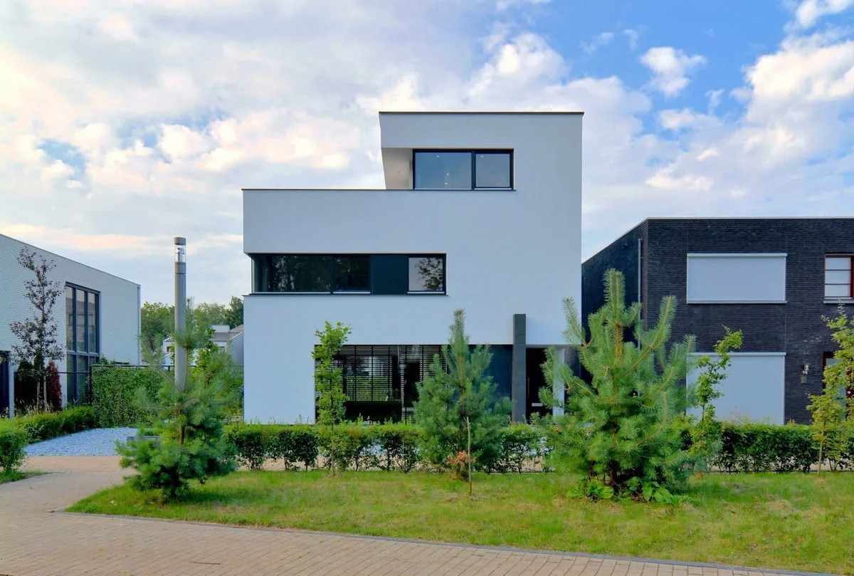 Kubistische Villa met Donkere Kozijnen