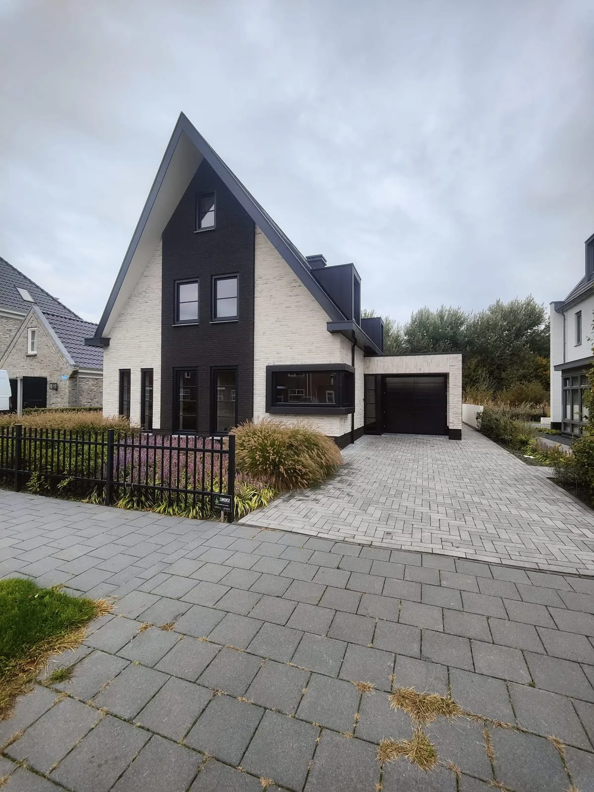 Moderne Villa met Zwarte Geveldetails